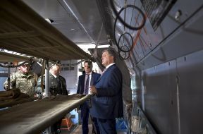 Петро Порошенко в літаку Ан-26КПА