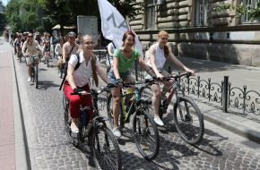 Women's bicycle parade in Lviv