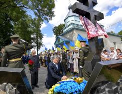 Петр Порошенко во время возложения цветов