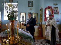 Петр Порошенко ставит свечку