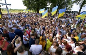 Петр Порошенко с жителями села Гончий Брод