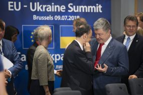 Hug Mingarelli and Petro Poroshenko