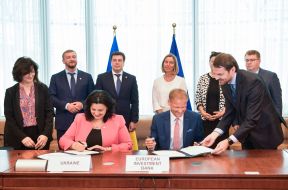The signing of a financial agreement between Ukraine and the EIB