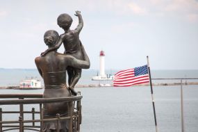 Monument to the sailor's wife and the US flag