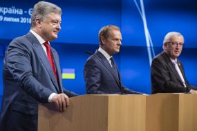 Petro Poroshenko, Donald Tusk and Jean-Claude Juncker