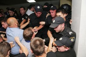 Столкновение между правоохранителями и участниками акции в КГГА