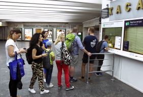 Очередь в кассу на станции "Майдан Незалежности"