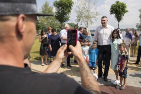 Vitaliy Klichko photographed with people