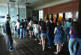 Очередь в кассу на станции "Политехнический институт"