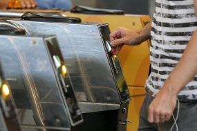 Пасажир біля турнікету