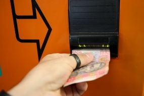 Пассажир пользуется автоматом по продаже жетонов