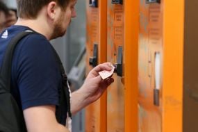 Пассажир пользуется автоматом по продаже жетонов