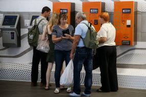 Пассажиры возле автоматов по продаже жетонов