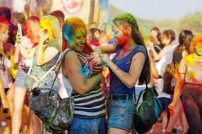 Indian Holiday of Honey Paint in Kherson