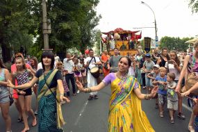 Indian Holiday of Honey Paint in Kherson