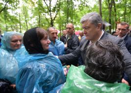 Petro Poroshenko communicates with pilgrims