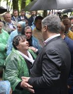 Petro Poroshenko communicates with pilgrims