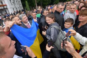 Petro Poroshenko communicates with pilgrims