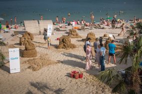 Участники фестиваля песчаных скульптур