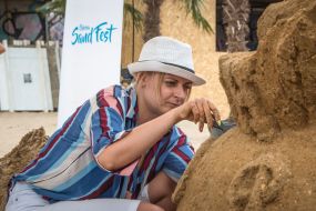 Участница фестиваля песчаных скульптур