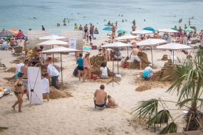 Участники фестиваля песчаных скульптур