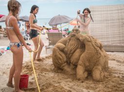 Участники фестиваля песчаных скульптур