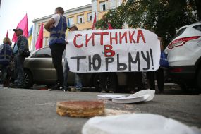 Cake on the asphalt