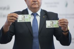 Demonstration of banknotes with a nominal value of UAH 20