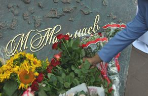 Laying flowers to the monument to Moslim Magomayev