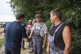 Volodymyr Groysman communicates with the workers