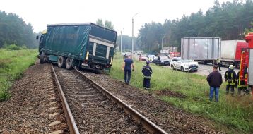 Грузовой автомобиль на железнодорожном пути