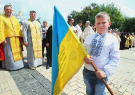 Хлопчик у вишиванці з прапором України