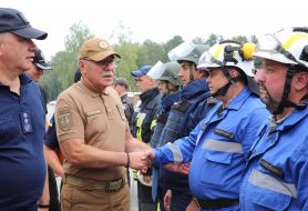 Sergey Yarovoy shaking hands with the rescuer