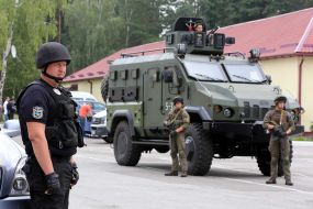 Police officer and soldiers of the National Guard
