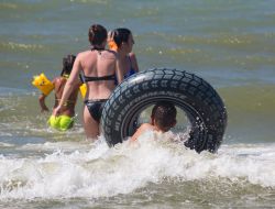 Vacationers are bathed in the sea