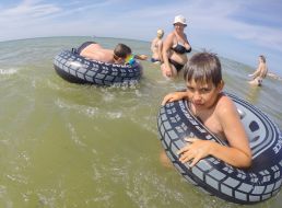 The boys is bathed in the sea