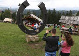 Memorial sign "Horseshoe for Happiness"