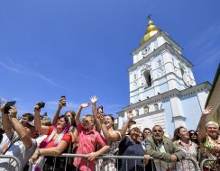 People welcome the president of Ukraine