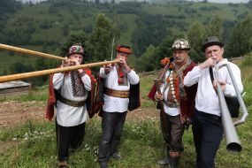 Мужчины в национальных гуцульских костюмах с трембитами