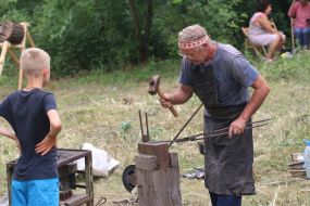 Blacksmith conducts a master class