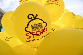 Flash ball of air balloons with the logo "Baby is not a product"