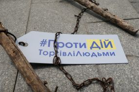 Chain on the plate with the inscription "Against Trafficking in Human Beings"