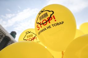 Flash ball of air balloons with the logo "Baby is not a product"