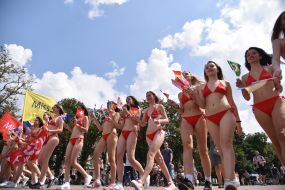 Дівчата в купальниках