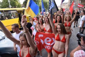 Дівчата в купальниках