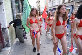 Дівчата в купальниках