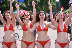 Дівчата в купальниках