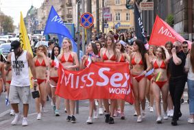 Дівчата в купальниках