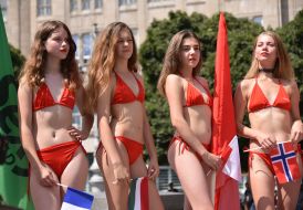 Дівчата в купальниках