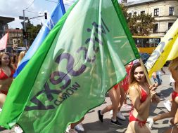 Дівчата в купальниках